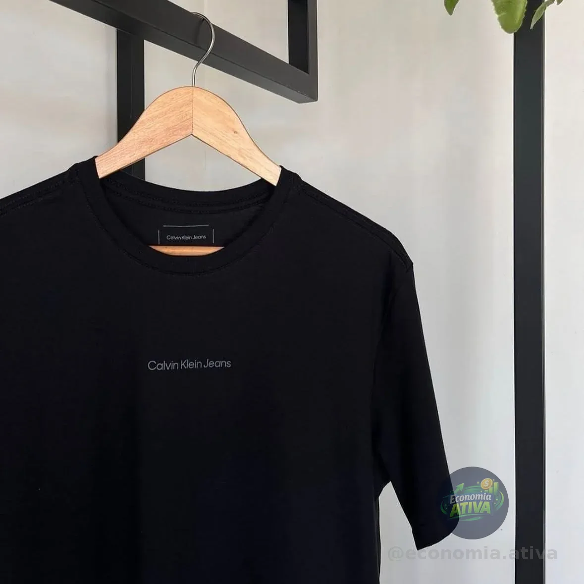Camiseta Calvin Klein Jeans | Institutional New Logo Preta Preta M/m