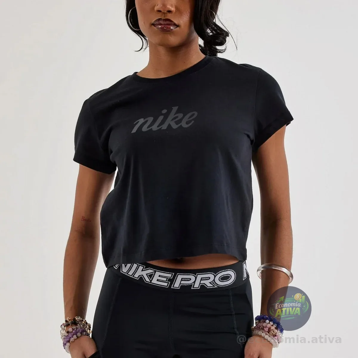 Camiseta Nike Sportswear Club Heritage Feminina
