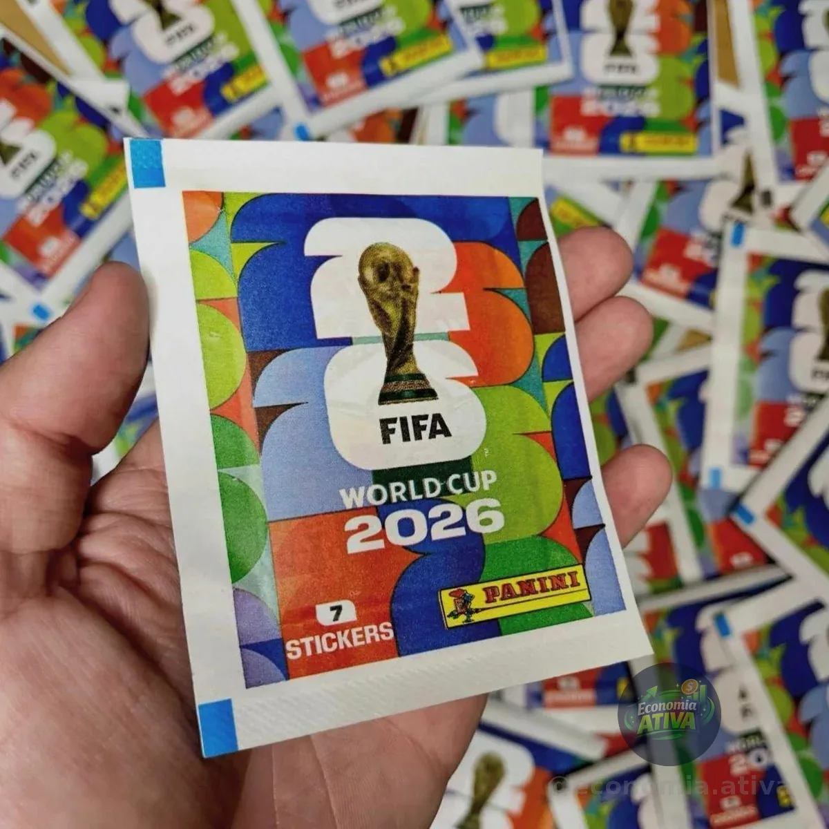 Copa do Mundo 2026 - Contém 100 Envelopes (700 Figurinhas) Oficial Panini