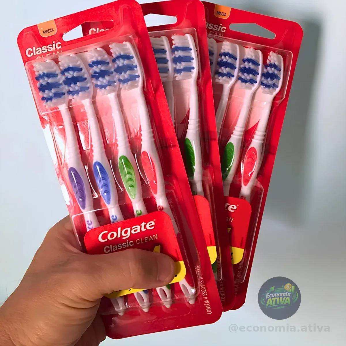 Escova de Dente Colgate Classic Clean Macia 4 unidades | Cores Sortidas