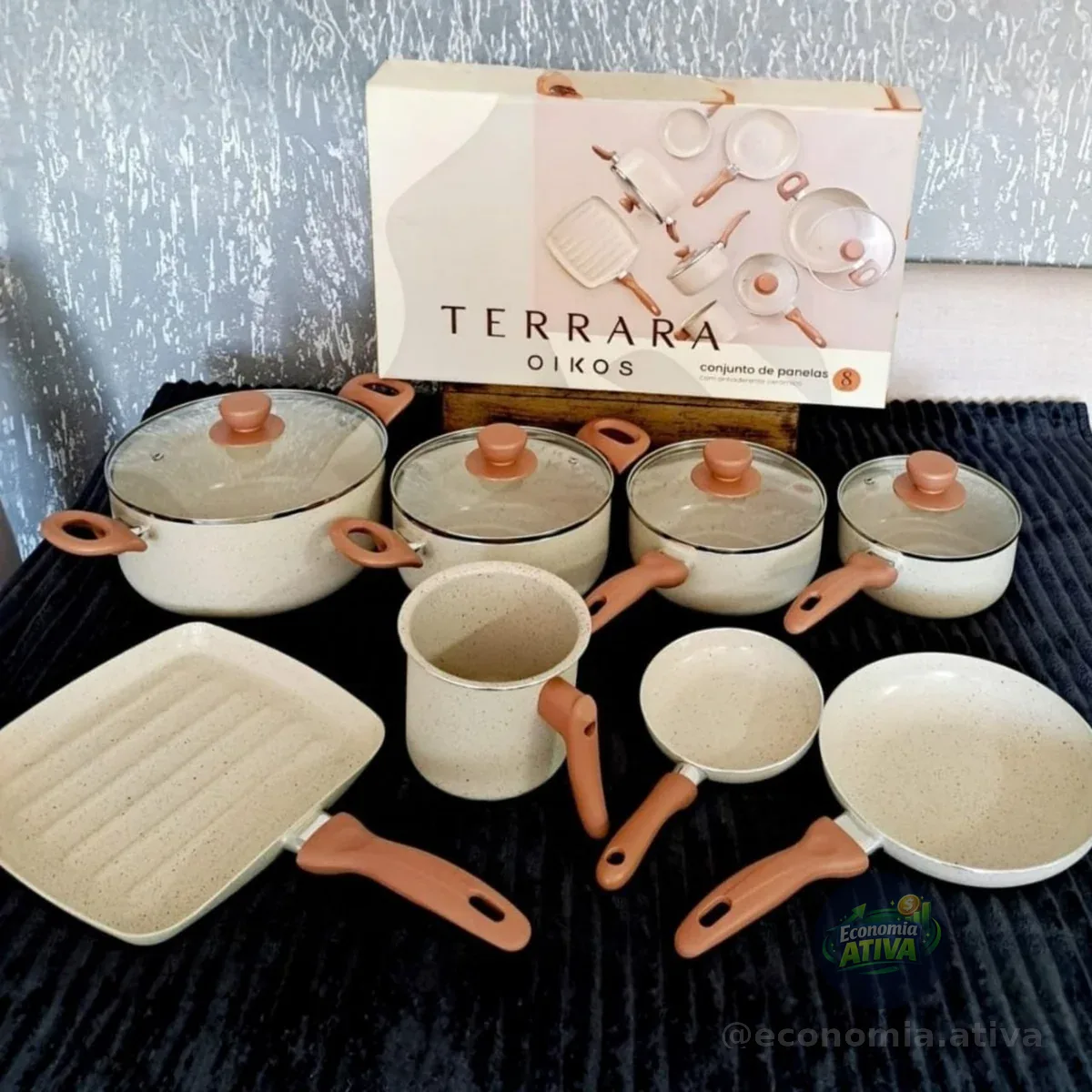 Oikos - Jogo com 8 Panelas Antiaderentes de Revestimento Cerâmica com Tampa de Vidro Terrara Bege com 5 Camadas para Fogão a Gás, Elétricos, Cerâmicos e Halogênio