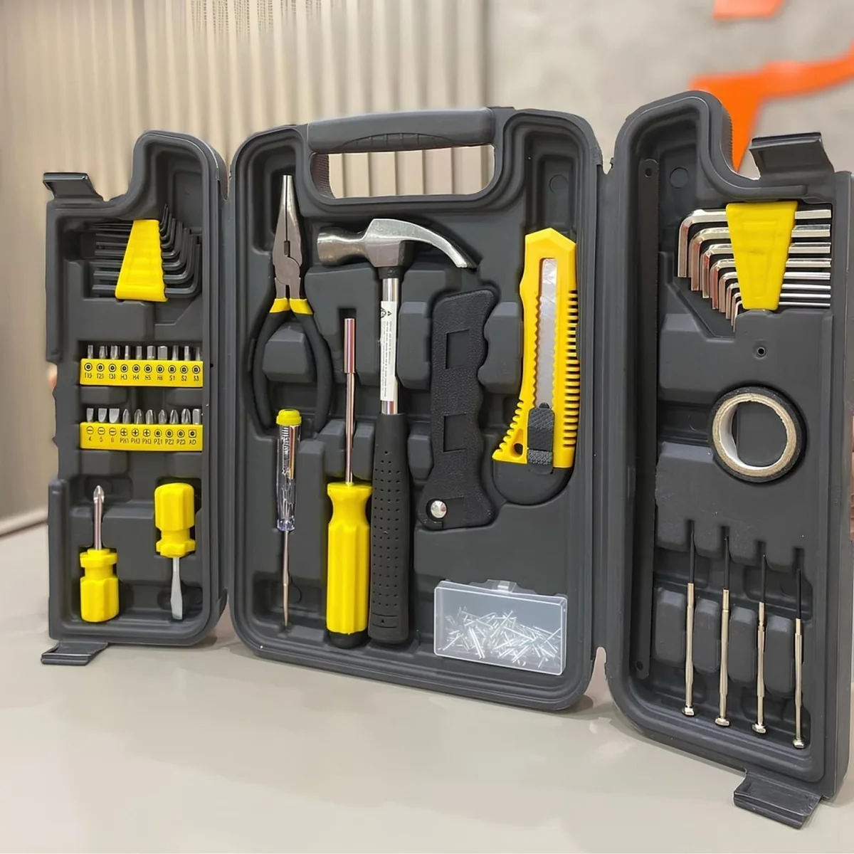 Kit Jogo De Ferramentas 200 Peças Com Maleta Resistente - Titanium Platina Amarelo/preto