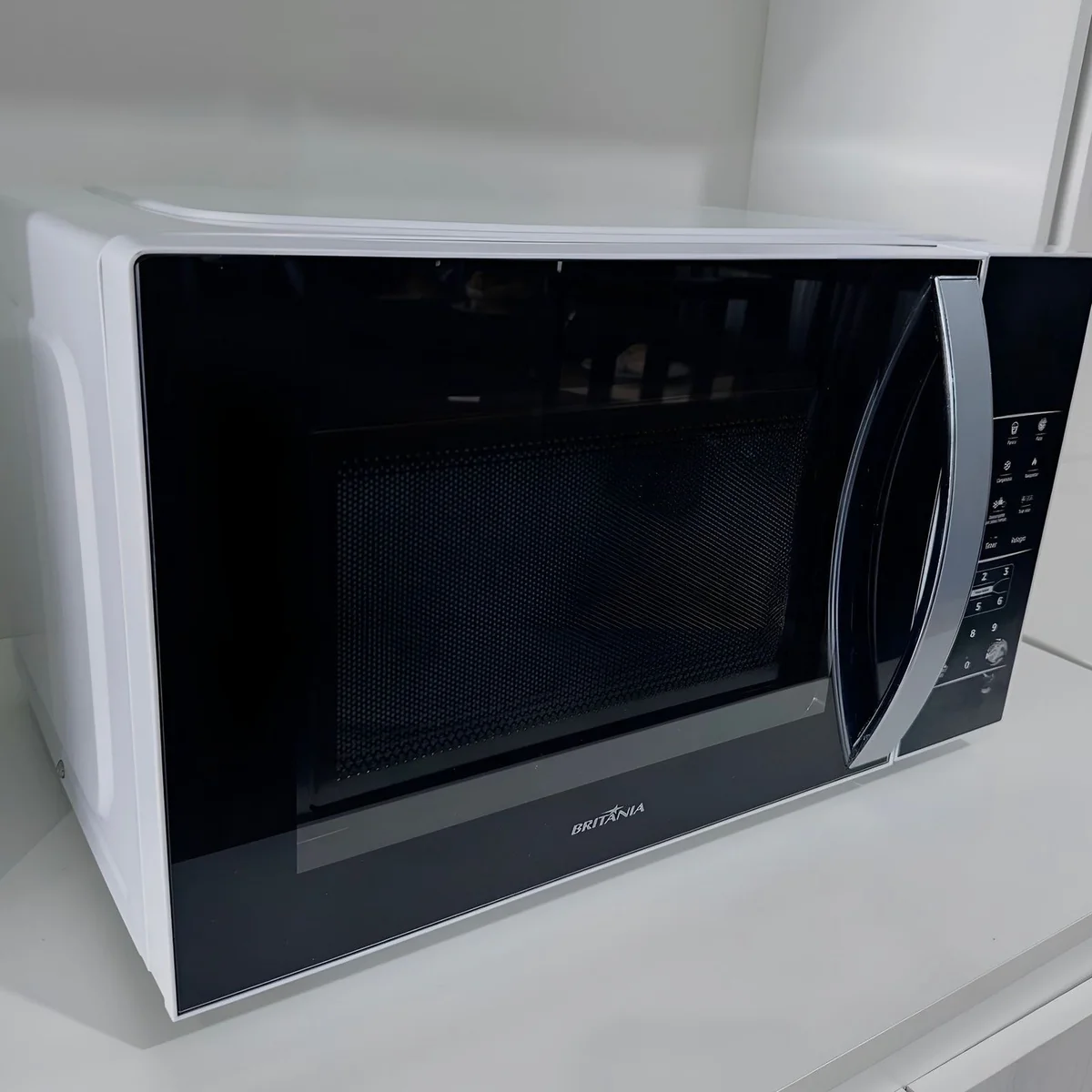 Micro-ondas Britânia 28L Espelhado Pintura Limpa Fácil