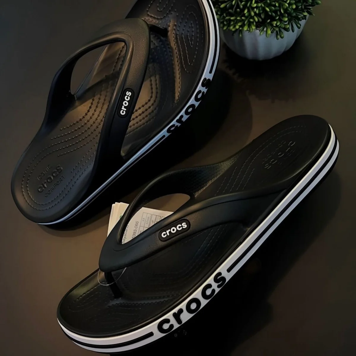 Chinelo Crocs Bayaband Flip Black/white