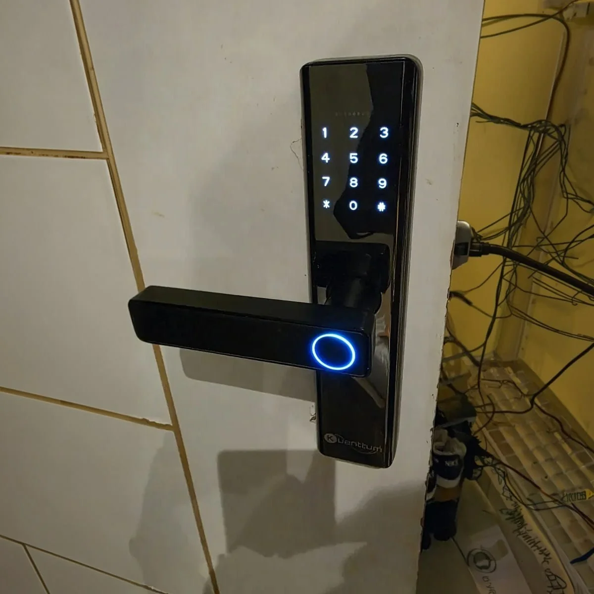 Fechadura Eletronica Digital Com Biometria Kuanttum Beta Pro Wifi Cor Preto
