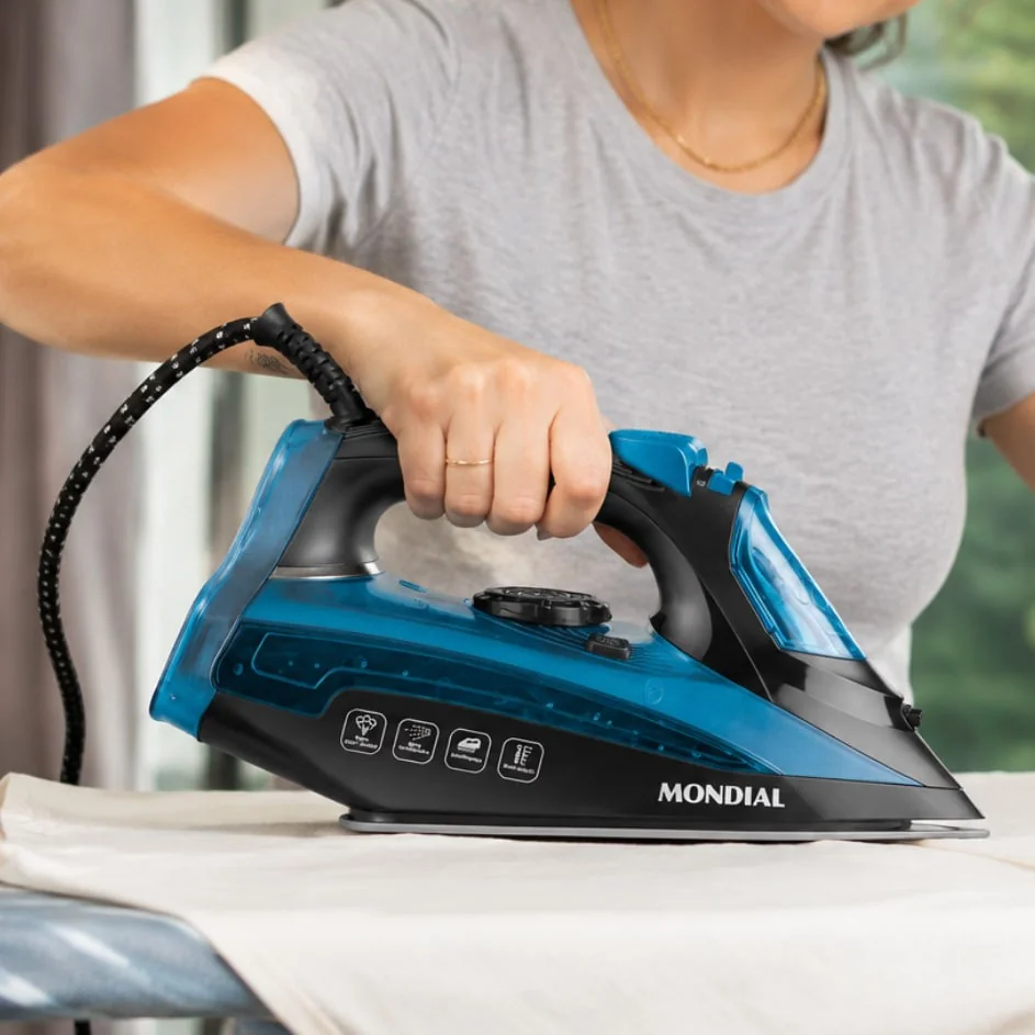 Ferro de Passar Roupa a Vapor Mondial F-53 Preto e Azul